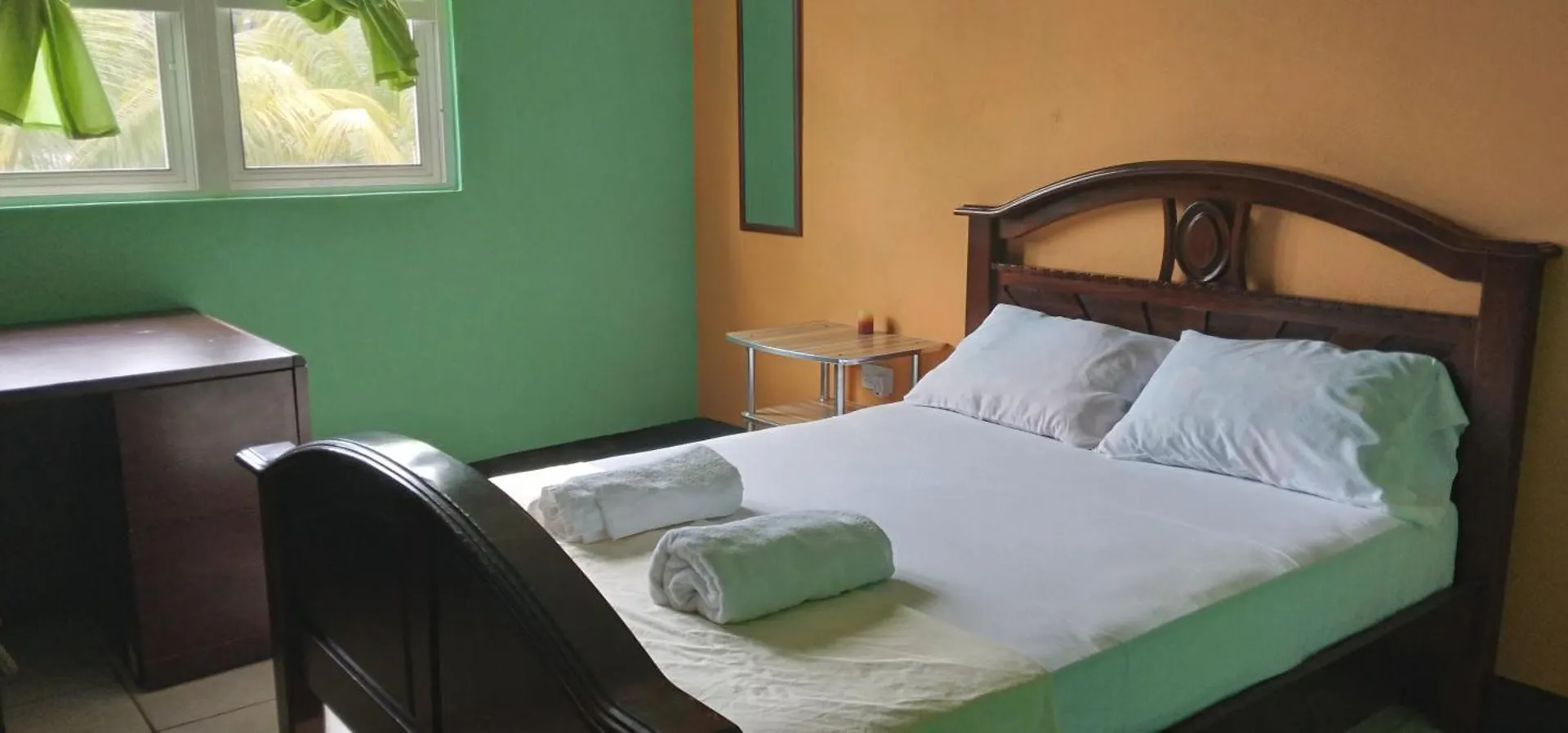 Danglez Bed & Breakfast Bataka 0*,  Dominica